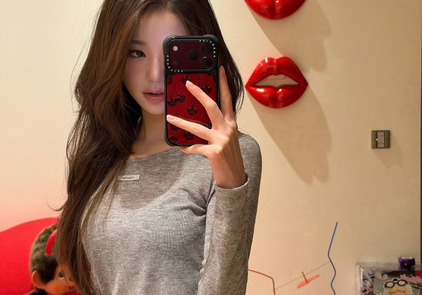 [사진] 아이브 장원영 브라 은근히 비치는 회색 시스루 티셔츠 - 인스타